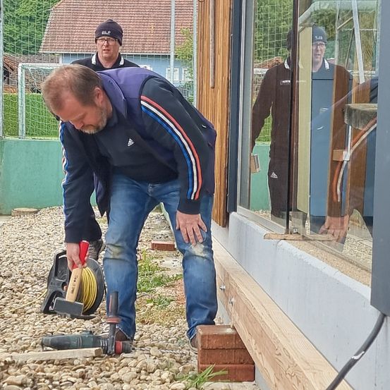 Bild enthält, Pants, Jeans, Wood, Person, Photography, Portrait, Path, Shelter, Shoe, Man
