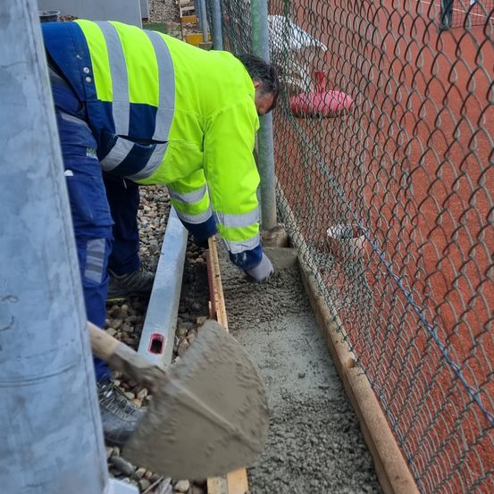 Bild enthält, Person, Worker, Clothing, Hardhat, Helmet, Footwear, Shoe, Construction