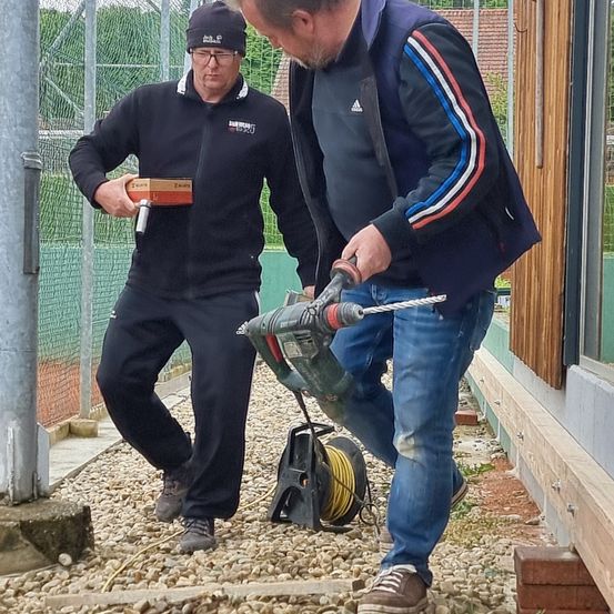 Bild enthält, Pants, Gravel, Road, Path, Person, Portrait, Jeans, Adult, Male, Man