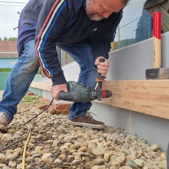 Bild enthält, Clothing, Pants, Wood, Rubble, Rock, Jeans, Device, Power Drill, Tool