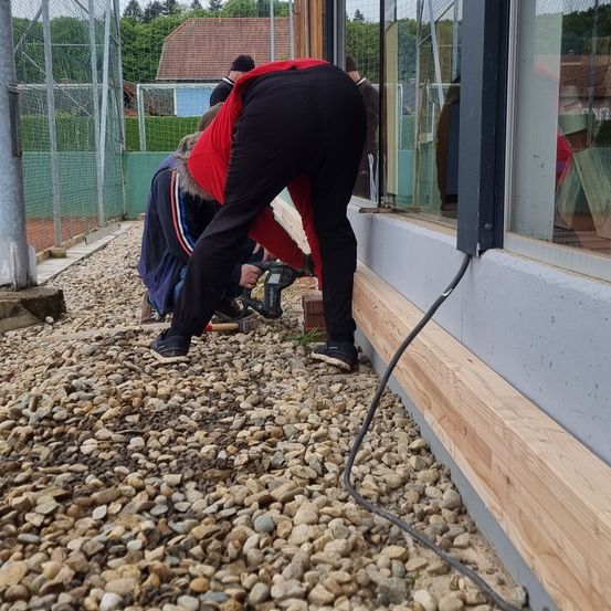 Bild enthält, Rubble, Road, Adult, Male, Man, Person, Pebble, Path, Wood, Gravel