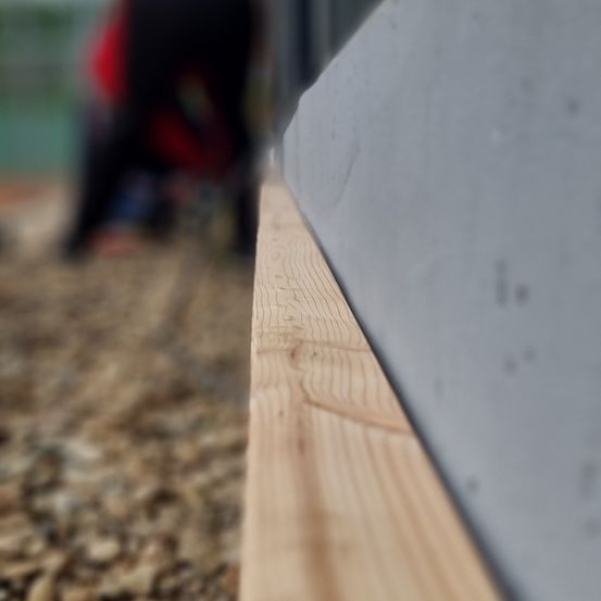 Bild enthält, Wood, Plywood, Road, Handrail, Indoors, Interior Design, Gravel, Pebble, Hardwood, Person