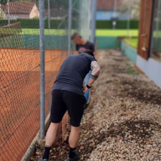 Bild enthält, Road, Shorts, Gravel, Path, Adult, Male, Man, Person, Walkway, Photography