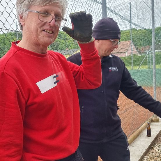 Bild enthält, Glove, Adult, Male, Man, Person, Finger, Portrait, Pants, People, Walking