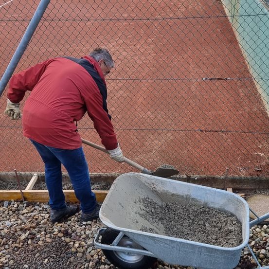 Bild enthält, Soil, Adult, Male, Man, Person, Glove, Gravel, Pants, Wheel, Shovel