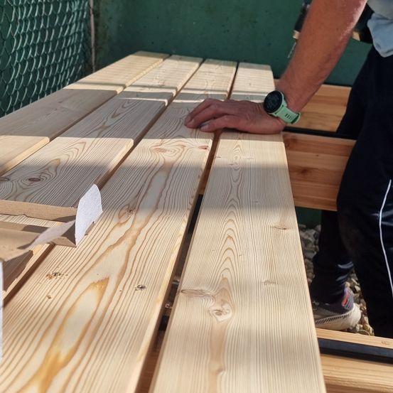 Bild enthält, Wood, Plywood, Lumber, Adult, Male, Man, Person, Face, Wristwatch, Shoe