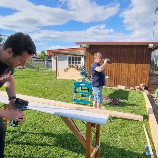 Bild enthält, Adult, Male, Man, Person, Clothing, Footwear, Shoe, Shorts, Baseball Game, Wood