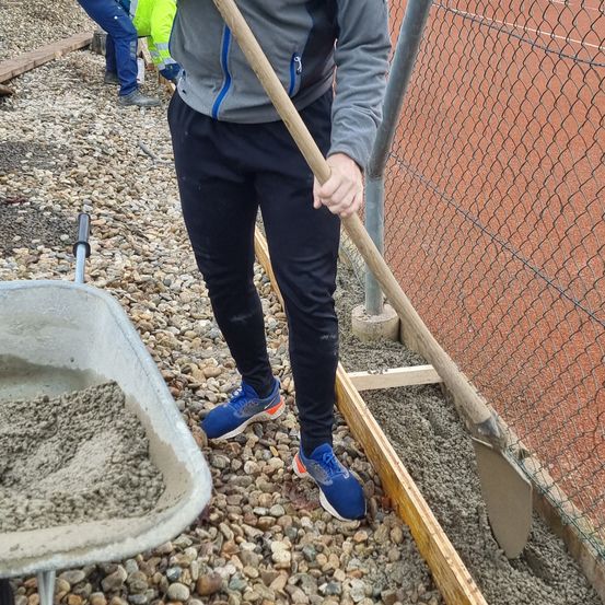 Bild enthält, Soil, Gravel, Road, Person, Rubble, Rock, Boy, Child, Male, Pants