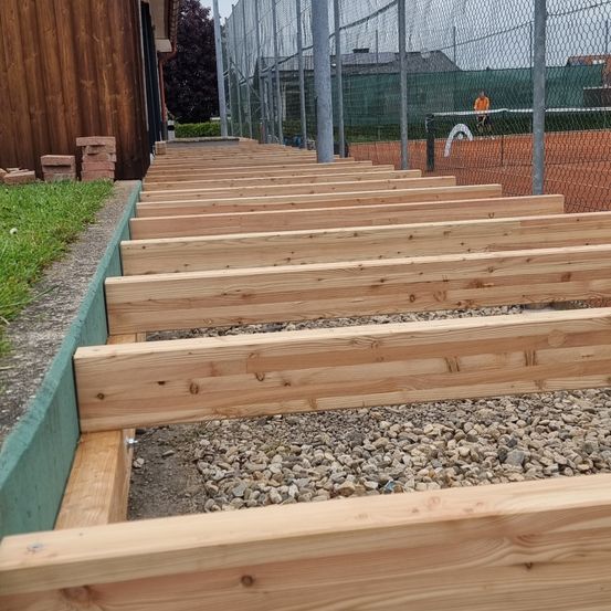 Bild enthält, Wood, Indoors, Interior Design, Lumber, Plywood, Person, Hardwood, Building, Stained Wood, Housing