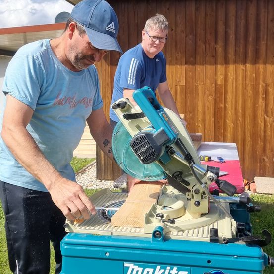 Bild enthält, Wood, Pants, Grass, Adult, Male, Man, Person, Hat, Portrait, Glasses