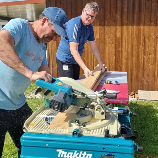 Bild enthält, Wood, Adult, Male, Man, Person, Backyard, Outdoors, Yard, Grass, Shoe