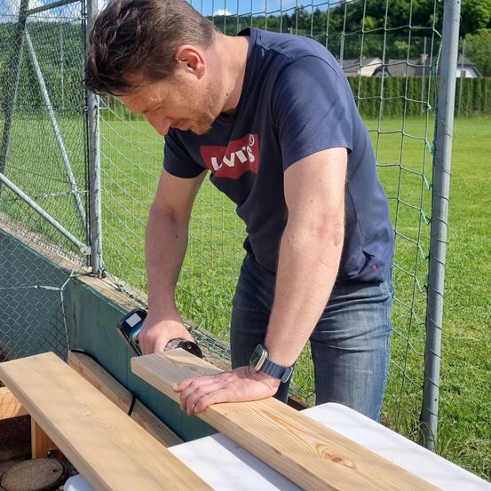 Bild enthält, Wood, Adult, Male, Man, Person, Woodworking, Carpenter, Cricket, Cricket Bat, Sport