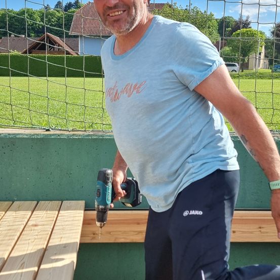 Bild enthält, Photography, Portrait, Wood, Baseball Cap, Cap, Hat, T-Shirt, Shoe, Power Drill, Grass