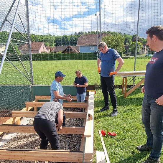 Bild enthält, Adult, Male, Man, Person, Wood, Car, Jeans, Backyard, Outdoors, Shoe
