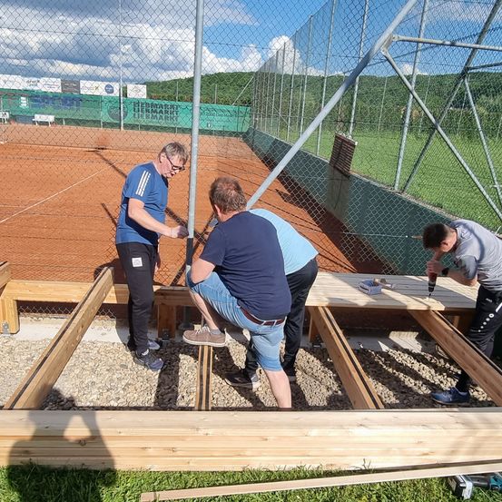 Bild enthält, Wood, Person, Plywood, Clothing, Footwear, Shoe