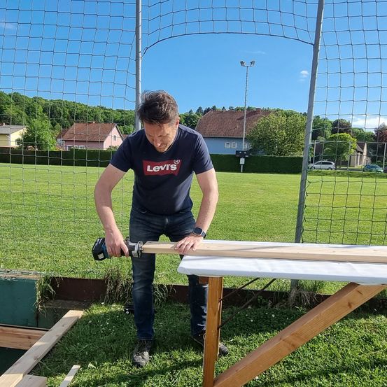 Bild enthält, Backyard, Grass, Adult, Male, Man, Person, Wood, Car, Plywood, T-Shirt