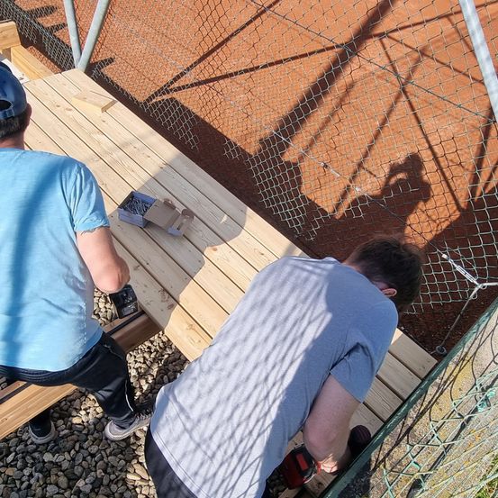 Bild enthält, Wood, Person, Baseball Cap, Cap, Clothing, Hat, Plywood, Photography, Shoe, Outdoors