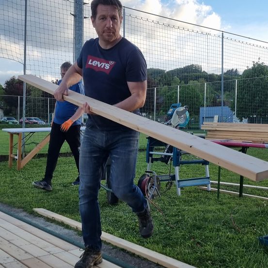 Bild enthält, Pants, Wood, Photography, Portrait, Grass, Park, Jeans, Porch, T-Shirt, Backyard