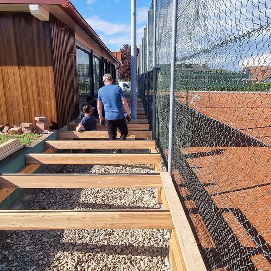 Bild enthält, Wood, Person, Indoors, Interior Design, Backyard, Outdoors, Yard, Architecture, Building, Housing
