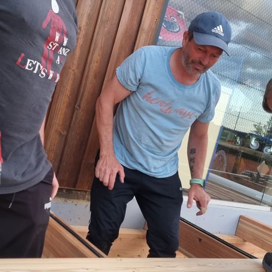 Bild enthält, Wood, Plywood, Baseball Cap, Hat, T-Shirt, Adult, Male, Man, Person, Power Drill