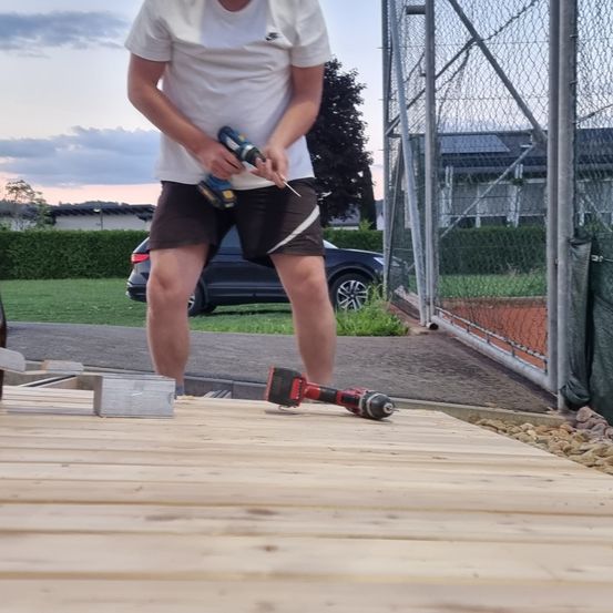 Bild enthält, Shorts, Wood, Plywood, Path, Walkway, Waterfront, Adult, Male, Man, Person