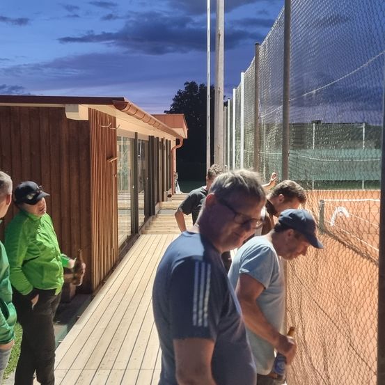 Bild enthält, Person, Adult, Male, Man, Fence, People, Jeans, Pants, Face, Glasses