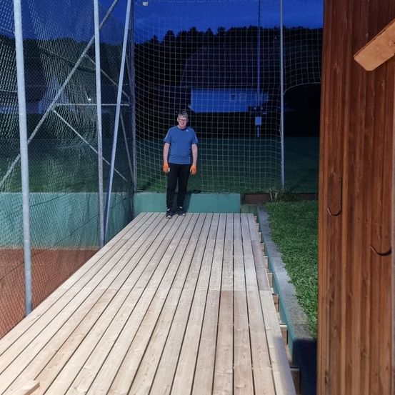 Bild enthält, Wood, Plywood, Outdoors, Shelter, Person, People, Photography, Porch, Waterfront, Shoe