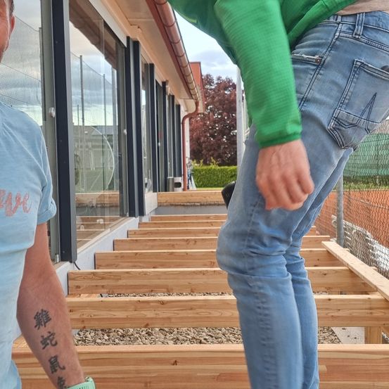 Bild enthält, Pants, Wood, Jeans, Plywood, Shoe, Porch, Adult, Male, Man, Person