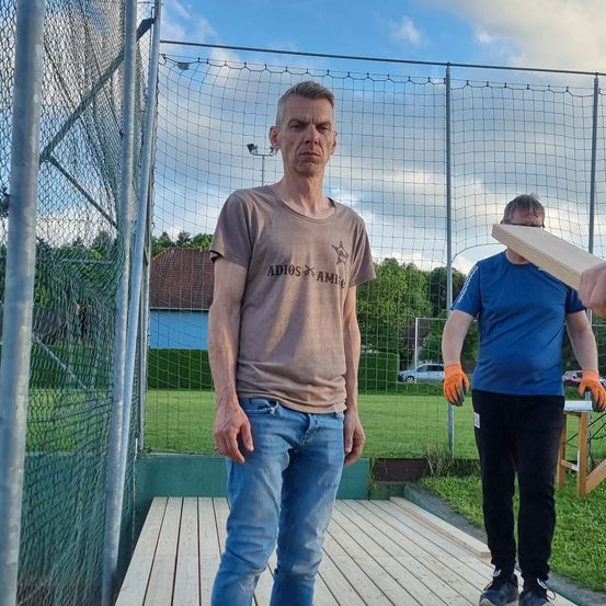 Bild enthält, Pants, Jeans, Person, Standing, Adult, Male, Man, Glove, Car, Shoe