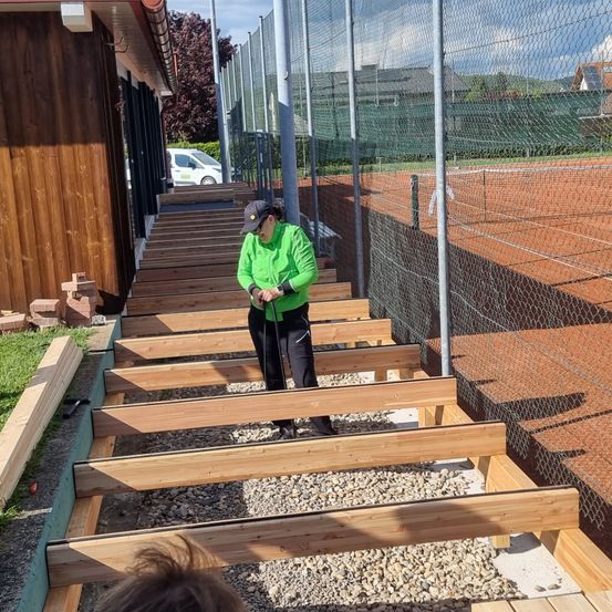 Bild enthält, Wood, Backyard, Adult, Male, Man, Person, Jeans, Child, Female, Girl