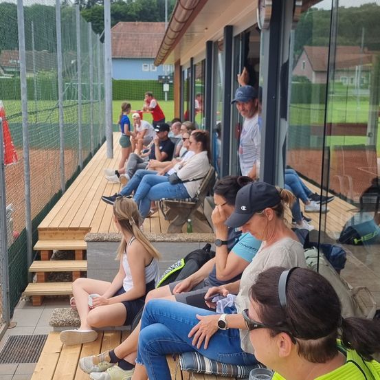 Bild enthält, Wood, Plywood, People, Person, Adult, Female, Woman, Wristwatch, Shoe, Hat