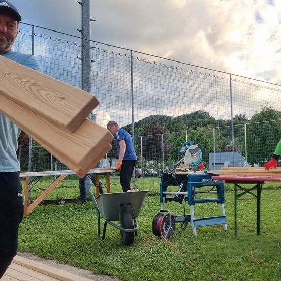 Bild enthält, Wood, Clothing, Glove, Person, Plywood, Interior Design, Adult, Male, Man, Wheel