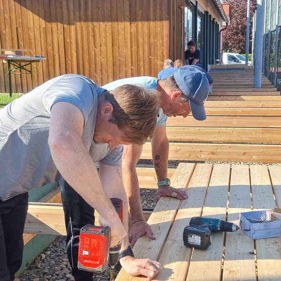Bild enthält, Wood, Housing, Porch, Plywood, Adult, Male, Man, Person, Power Drill, Baseball Cap