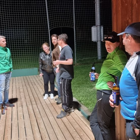 Bild enthält, Adult, Male, Man, Person, Shoe, Wood, Jeans, Photography, People, Hat