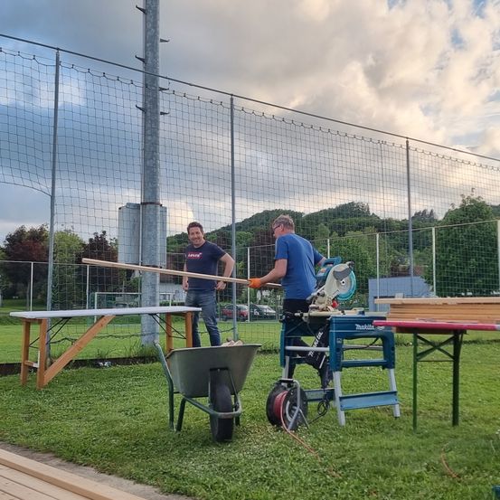 Bild enthält, Wood, Glove, Person, Boy, Male, Teen, Shoe, Baseball Game, Cricket Bat, Car