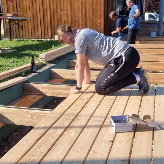Bild enthält, Wood, Porch, Person, Plywood, Shorts, Adult, Male, Man, Deck, Shoe