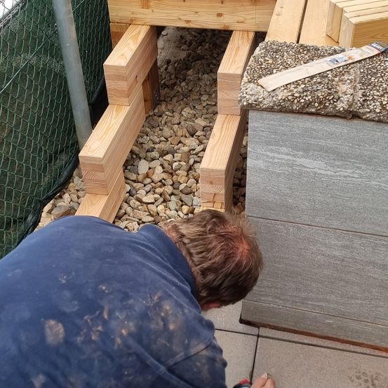 Bild enthält, Wood, Adult, Male, Man, Person, Housing, Porch, Plywood, Lumber, Jeans