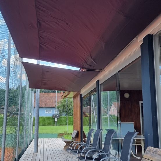 Bild enthält, Housing, Porch, Wood, Interior Design, Deck, Plywood, Floor, Flooring, Bench, Shelter