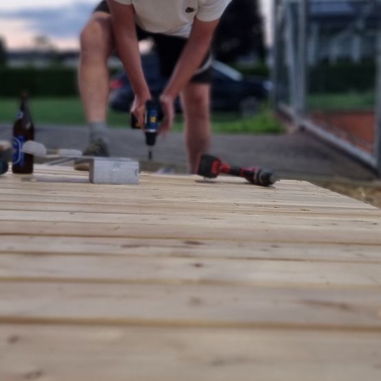 Bild enthält, Wood, Plywood, Adult, Male, Man, Person, Car, Vehicle, Floor, Flooring