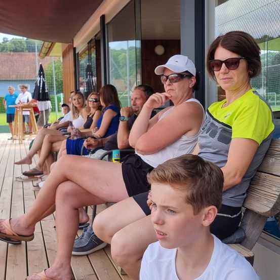 Bild enthält, People, Person, Shorts, Adult, Female, Woman, Child, Girl, Boy, Teen