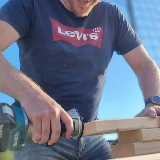 Bild enthält, T-Shirt, Pants, Plywood, Wood, Adult, Male, Man, Person, Jeans, Power Drill