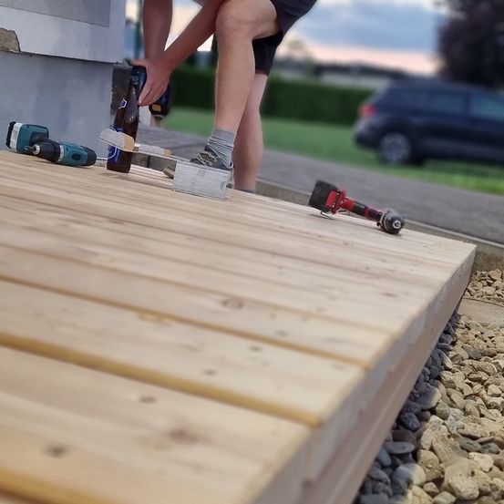 Bild enthält, Wood, Clothing, Shorts, Car, Transportation, Vehicle, Plywood, Machine, Wheel