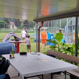 Bild enthält, Outdoors, Shelter, Interior Design, Backyard, Nature, Yard, Person, Car, Bench, Grass