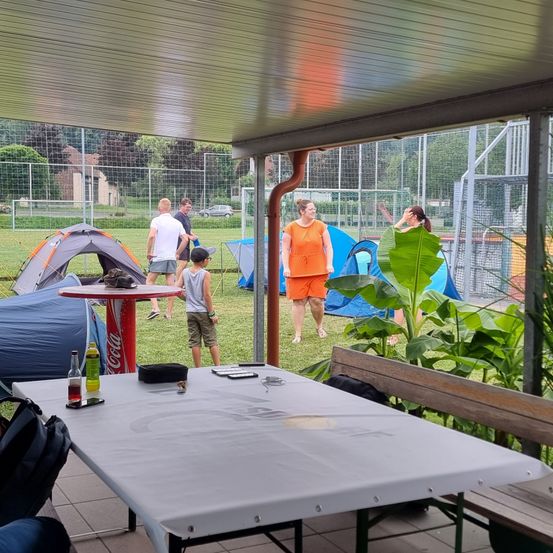 Bild enthält, Outdoors, Shelter, Interior Design, Backyard, Nature, Yard, Person, Car, Bench, Grass