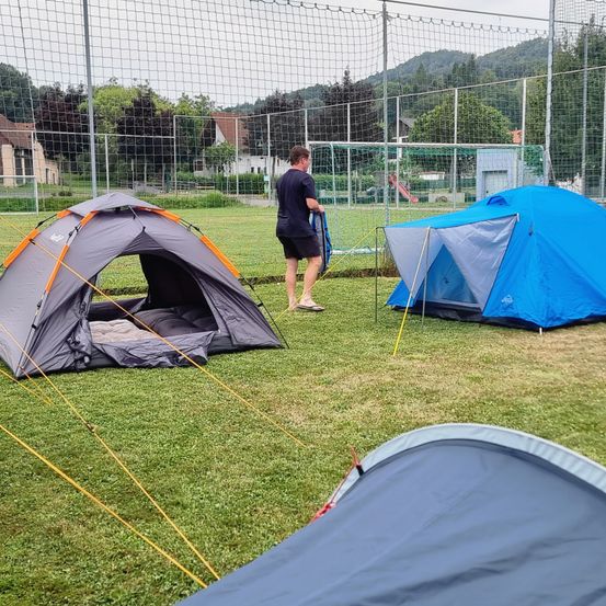 Bild enthält, Architecture, Building, Outdoors, Shelter, Tent, Camping, Person, Leisure Activities, Mountain Tent, Nature