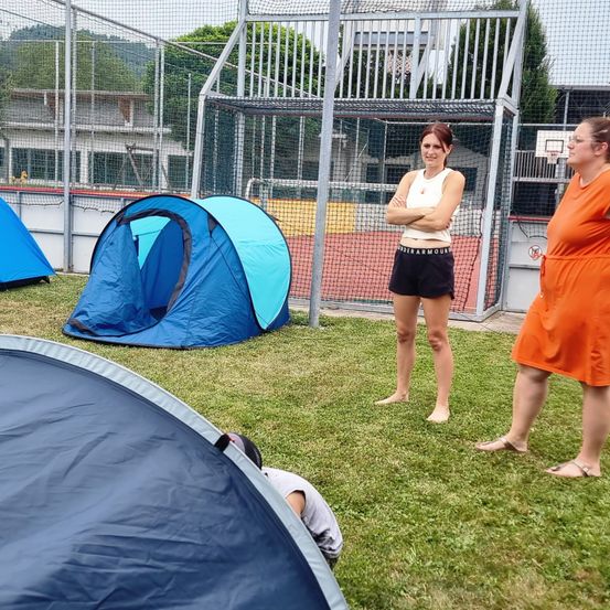 Bild enthält, Outdoors, Shelter, Tent, Adult, Female, Person, Woman, Camping, Shorts, Nature