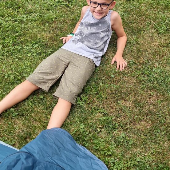 Bild enthält, Grass, Shorts, Lawn, Boy, Child, Male, Person, Portrait, Hat, Cap