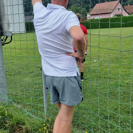 Bild enthält, Shorts, Grass, T-Shirt, Person, Photography, Portrait, Backyard, Adult, Male, Man