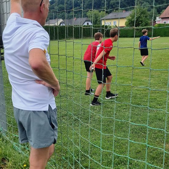 Bild enthält, Shorts, Grass, T-Shirt, People, Person, Boy, Child, Male, Shoe, Outdoors