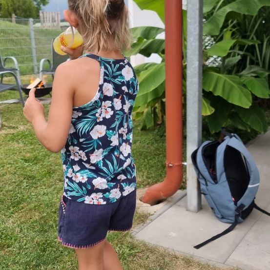 Bild enthält, Shorts, Summer, Grass, Shoe, Photography, Person, Portrait, Child, Female, Girl
